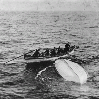 Scialuppa di sopravvissuti e un'altra rovesciata